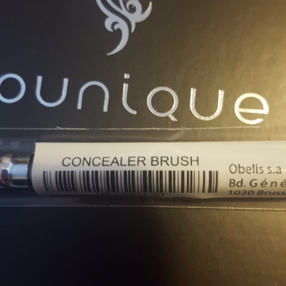 One younique professional concealer brush - Picture 2 of 2